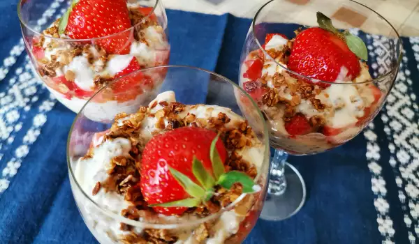 Нискокалоричен десерт в чаши с ягоди и банан
