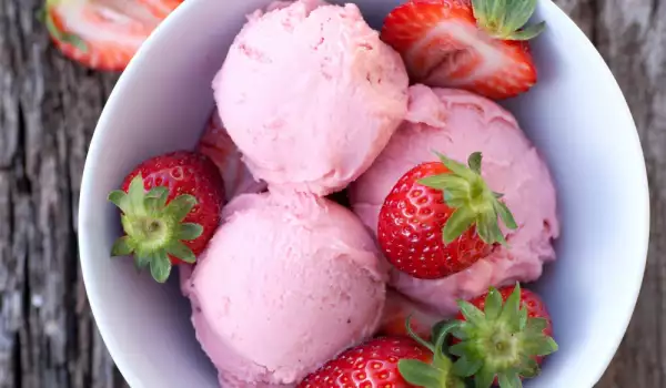 Бюджетен сладолед с ягоди