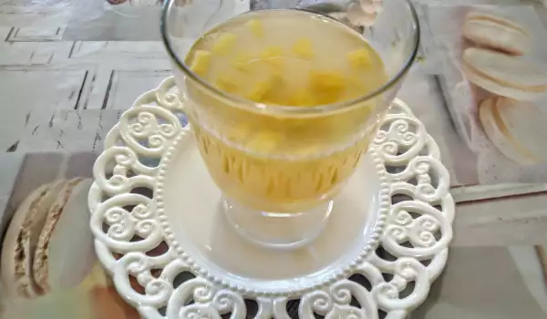 Домашен студен чай с бели череши и нектарини