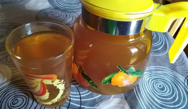 Студен чай от сушени билки с мед