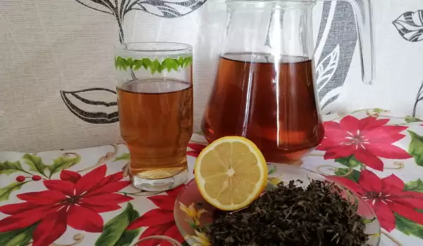 Студен чай от маточина с лимон
