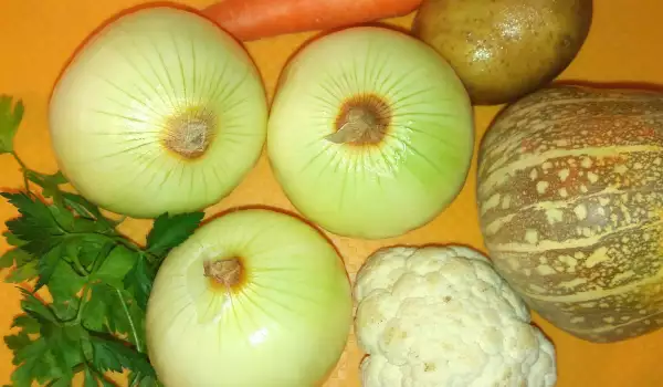 Пълнен лук с млечно-зеленчукова плънка