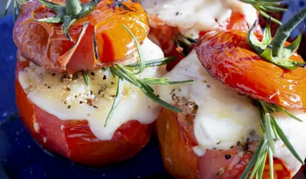 Пълнени домати със сирене и билки