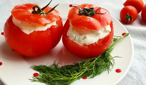 Пълнени домати с млечна салата