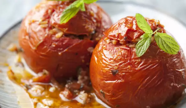 Пълнени домати с пилешко месо