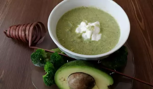 Млечна супа с Авокадо и броколи