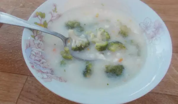 Млечна супа с броколи и сирене