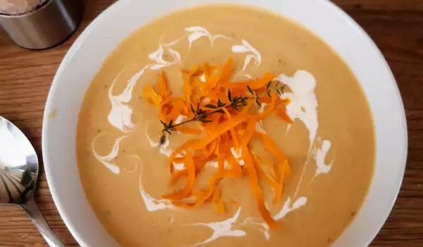 Ароматна супа с тиквички и червени картофи