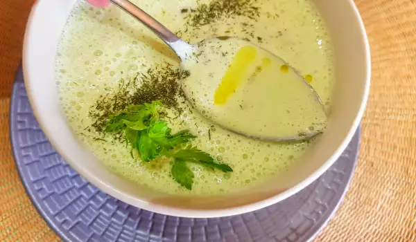 Здравословна студена супа с кефир и лук