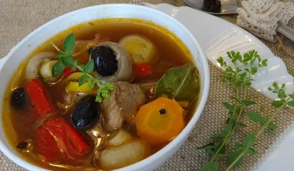 Супа с телешко месо, гъби и маслини