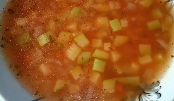 Икономична супа от тиквички с доматен сок