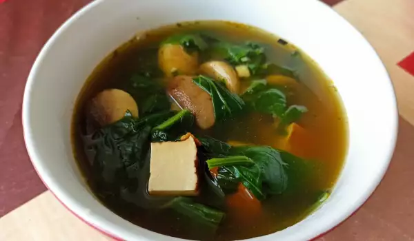 Супа с тофу, спанак и гъби