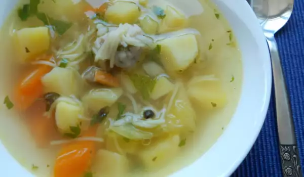 Свежа зеленчукова супа с топчета