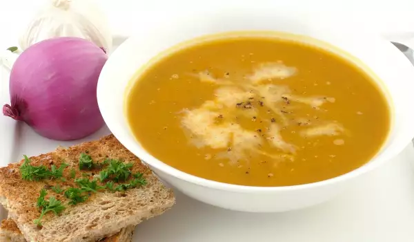 Пикантна супа от моркови и ябълки