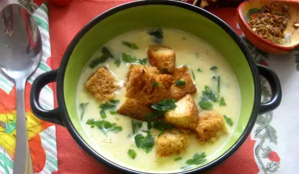 Картофена крем супа с топено сирене и крутони
