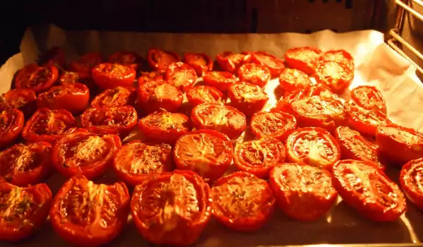 Сушени домати с босилек