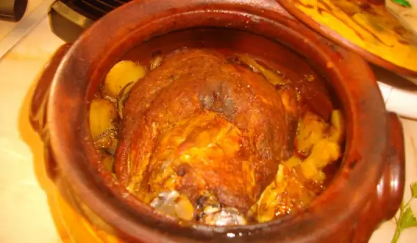 Свински джолан с картофи в гювеч
