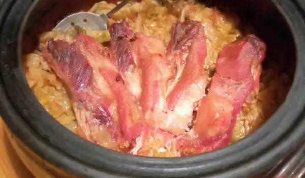 Свински гърди с кисело зеле в глинен съд на фурна