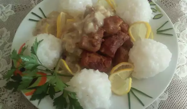 Пържени свински хапки с гъбен сос и бял ориз