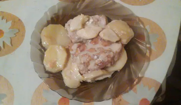 Свински карета с картофи и топено сирене