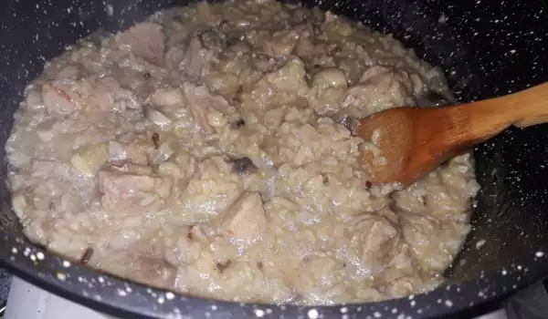 Бавно готвени свински късчета с кафяв ориз и гъби
