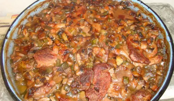 Свински пържоли с гъби и кисели краставички на фурна