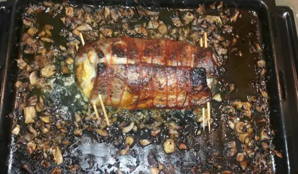 Свински ребра с гъби, топено сирене и наденица