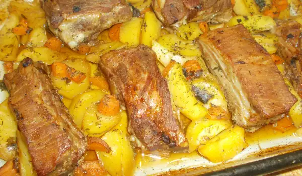 Свински ребра с картофи и моркови на фурна