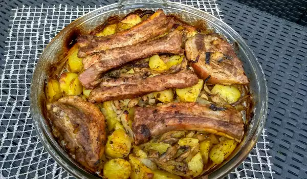 Свински ребра с картофи и гъби