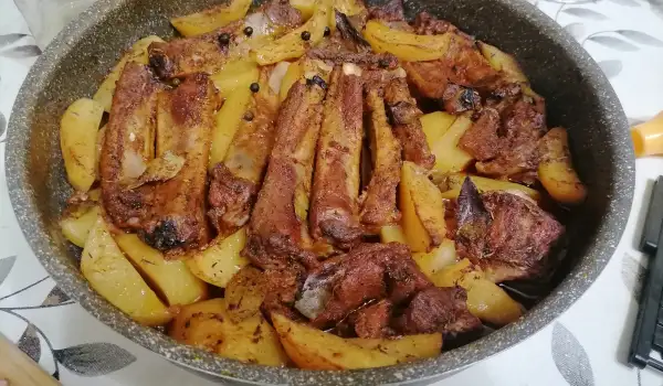 Свински ребърца с пресни картофи на фурна