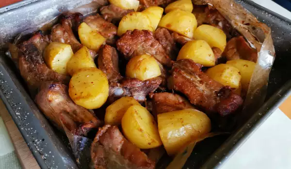 Печени в плик свински ребра с картофи