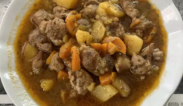 Свински врат с картофи и моркови