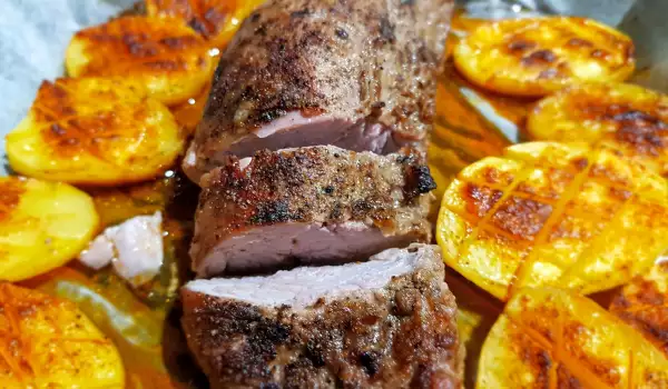 Мариновано свинско бонфиле на фурна с картофи
