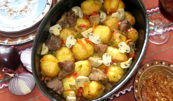 Свинско със зеленчуци и пържени цели картофи