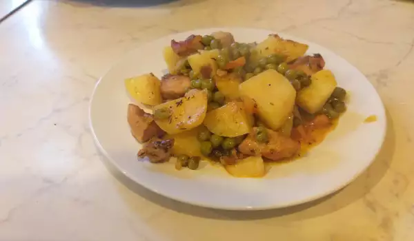 Свинско месо с грах и картофи на фурна