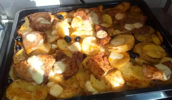 Свинско месо с картофи и маслини на фурна