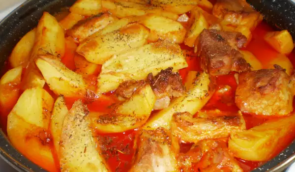 Свинско с картофи и богат доматен сос