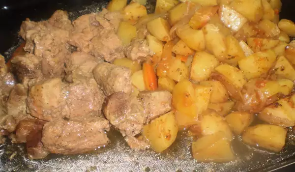 Печено свинско с картофи в плик