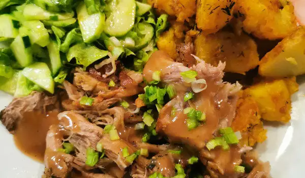 Свинско печено с картофи соте и зелена салата