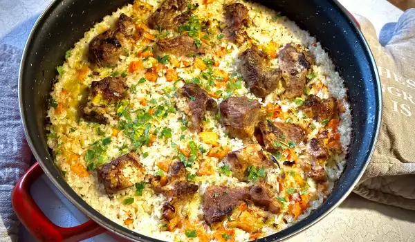 Ориз на фурна със свинско и зеленчуци