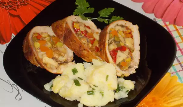 Ароматно свинско руло със зеленчуци и пилешки дробчета