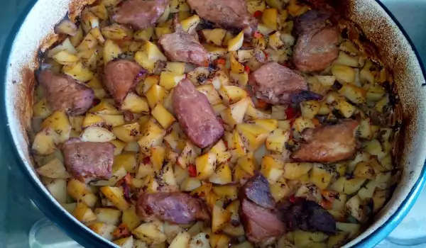 Свинско с картофи и чубрица