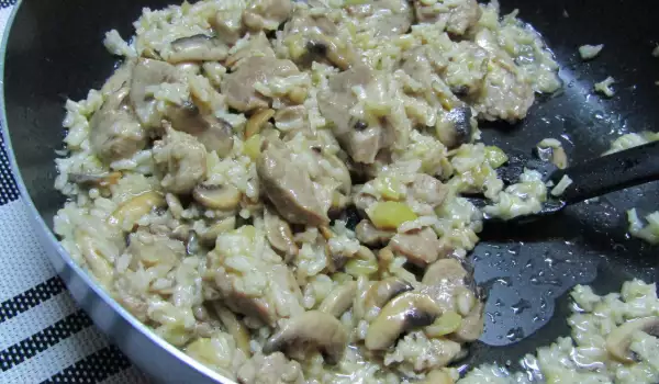 Свинско с ориз, гъби и тиквички на тиган