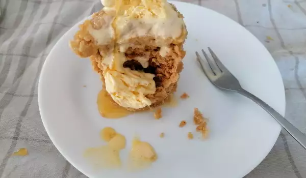 Кексче в чаша с тахан и мед