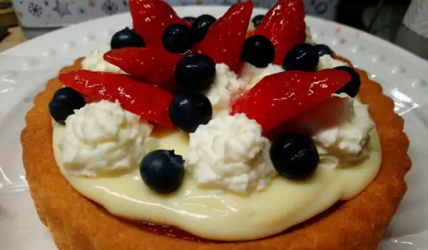 Пандишпанов тарт с крем ванилия и ягодово конфи