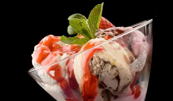 Лешников сладолед с шоколадов чипс и ягодов сос