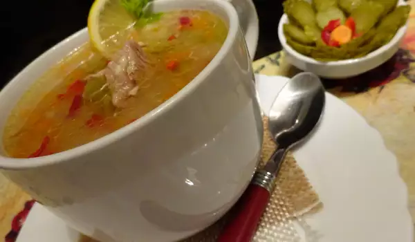 Телешка супа с грах и кисели краставички