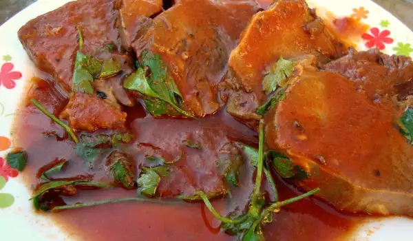 Телешки език със сос от доматено пюре