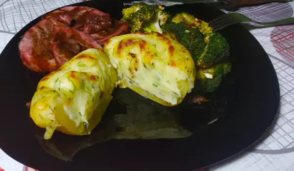 Печен телешки джолан с картофи и броколи