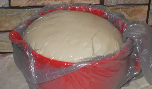 Тесто за погача, замесено в хлебопекарна
